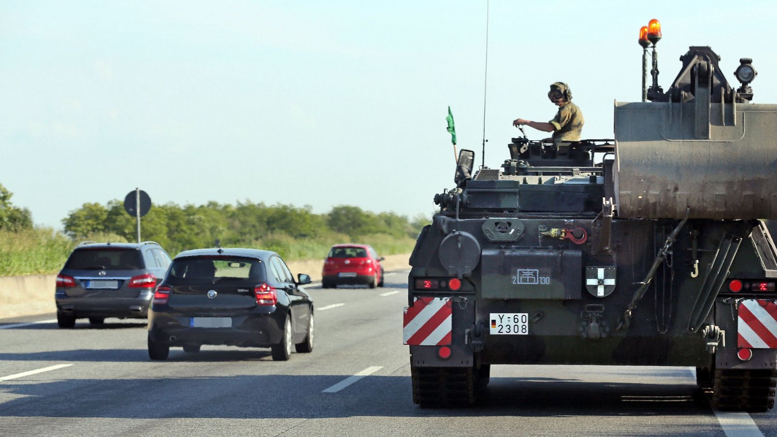Panzer auf einer Autobahn sind ein Bild, dass in den Szenarien der Bundeswehr hohe Wahrscheinlichkeit hat. Ob dann allerdings noch Autos Platz haben, ist eher unwahrscheinlich.Foto: dpa Panzer auf einer Autobahn sind ein Bild, dass in den Szenarien der Bundeswehr hohe Wahrscheinlichkeit hat. Ob dann allerdings noch Autos Platz haben, ist eher unwahrscheinlich.Foto: dpa