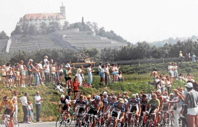 Erinnern Sie sich? Vor 30 Jahren war die Tour de France auch in Vaihingen zu erleben. Am 5. Juli 1987 führte die vierte Etappe von Stuttgart nach Pforzheim. Tausende säumten die Strecke. Das Foto von Gerhard Kapp hat uns Albert Arning zur Verfügung gestellt.