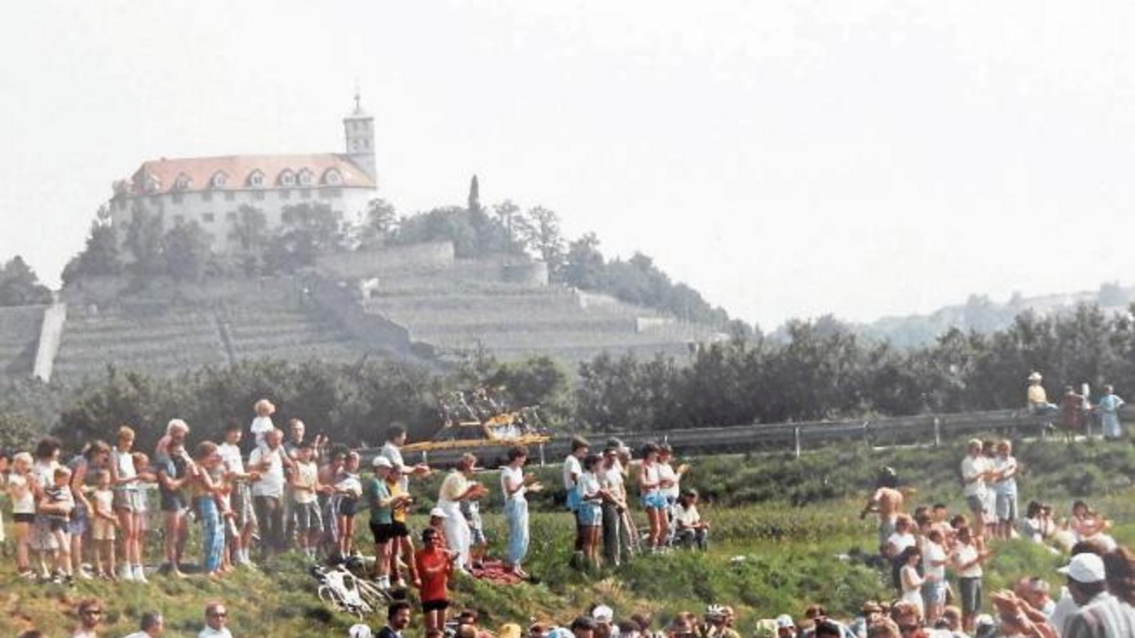 Erinnern Sie sich? Vor 30 Jahren war die Tour de France auch in Vaihingen zu erleben. Am 5. Juli 1987 führte die vierte Etappe von Stuttgart nach Pforzheim. Tausende säumten die Strecke. Das Foto von Gerhard Kapp hat uns Albert Arning zur Verfügung gestellt.