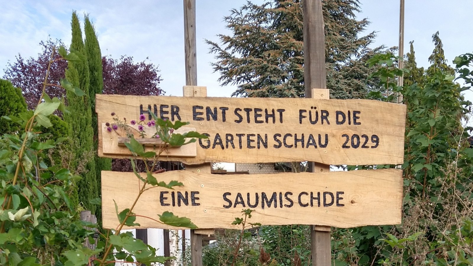 Eine etwas andere Idee für die Gartenschau 2029 hat offensichtlich jemand für einen öffentlichen Platz mit zwei Bänken gehabt, der mittlerweile zugewuchert ist. Mit einem Schild macht der- oder diejenige im Heidenring in Enzweihingen diese Idee publik. p Eine etwas andere Idee für die Gartenschau 2029 hat offensichtlich jemand für einen öffentlichen Platz mit zwei Bänken gehabt, der mittlerweile zugewuchert ist. Mit einem Schild macht der- oder diejenige im Heidenring in Enzweihingen diese Idee publik. p