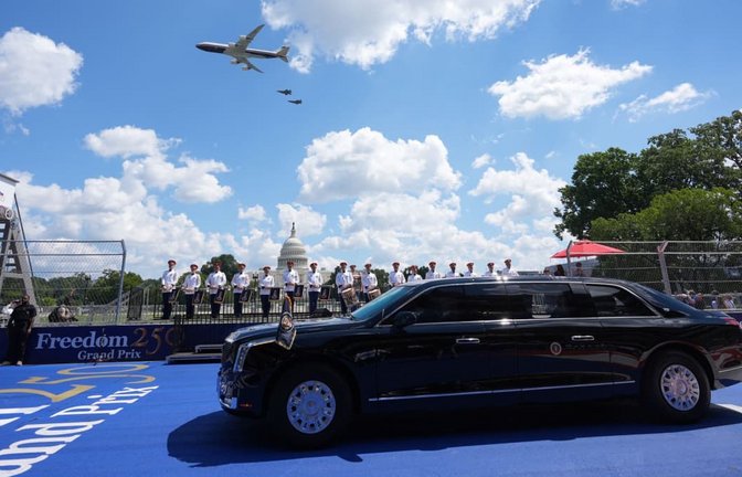 Die „Air Force One“ und vier F-35 fliegen über die Rennstrecke hinweg, während US-Präsident Donald Trump in der als „The Beast“ bekannten Präsidentenlimousine vor dem IndyCar-Rennen „Freedom 250 Grand Prix“ eine Runde über die Rennstrecke dreht.<span class='image-autor'>Alex Brandon/AP/dpa</span>