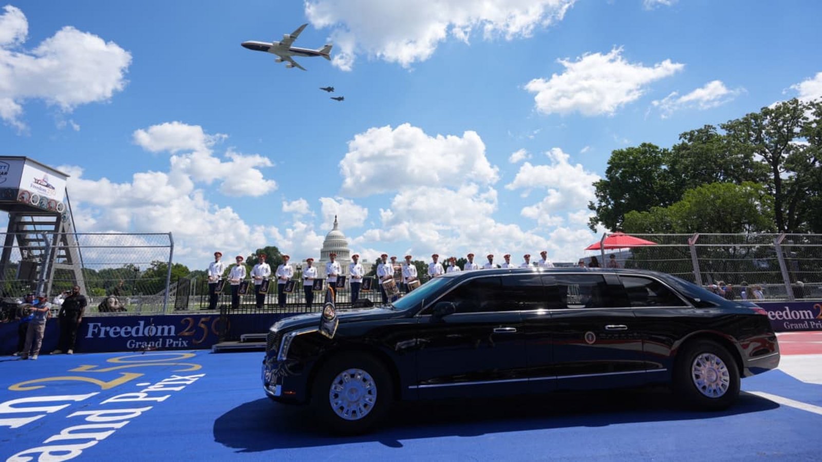 Die „Air Force One“ und vier F-35 fliegen über die Rennstrecke hinweg, während US-Präsident Donald Trump in der als „The Beast“ bekannten Präsidentenlimousine vor dem IndyCar-Rennen „Freedom 250 Grand Prix“ eine Runde über die Rennstrecke dreht.Alex Brandon/AP/dpa Die „Air Force One“ und vier F-35 fliegen über die Rennstrecke hinweg, während US-Präsident Donald Trump in der als „The Beast“ bekannten Präsidentenlimousine vor dem IndyCar-Rennen „Freedom 250 Grand Prix“ eine Runde über die Rennstrecke dreht.Alex Brandon/AP/dpa