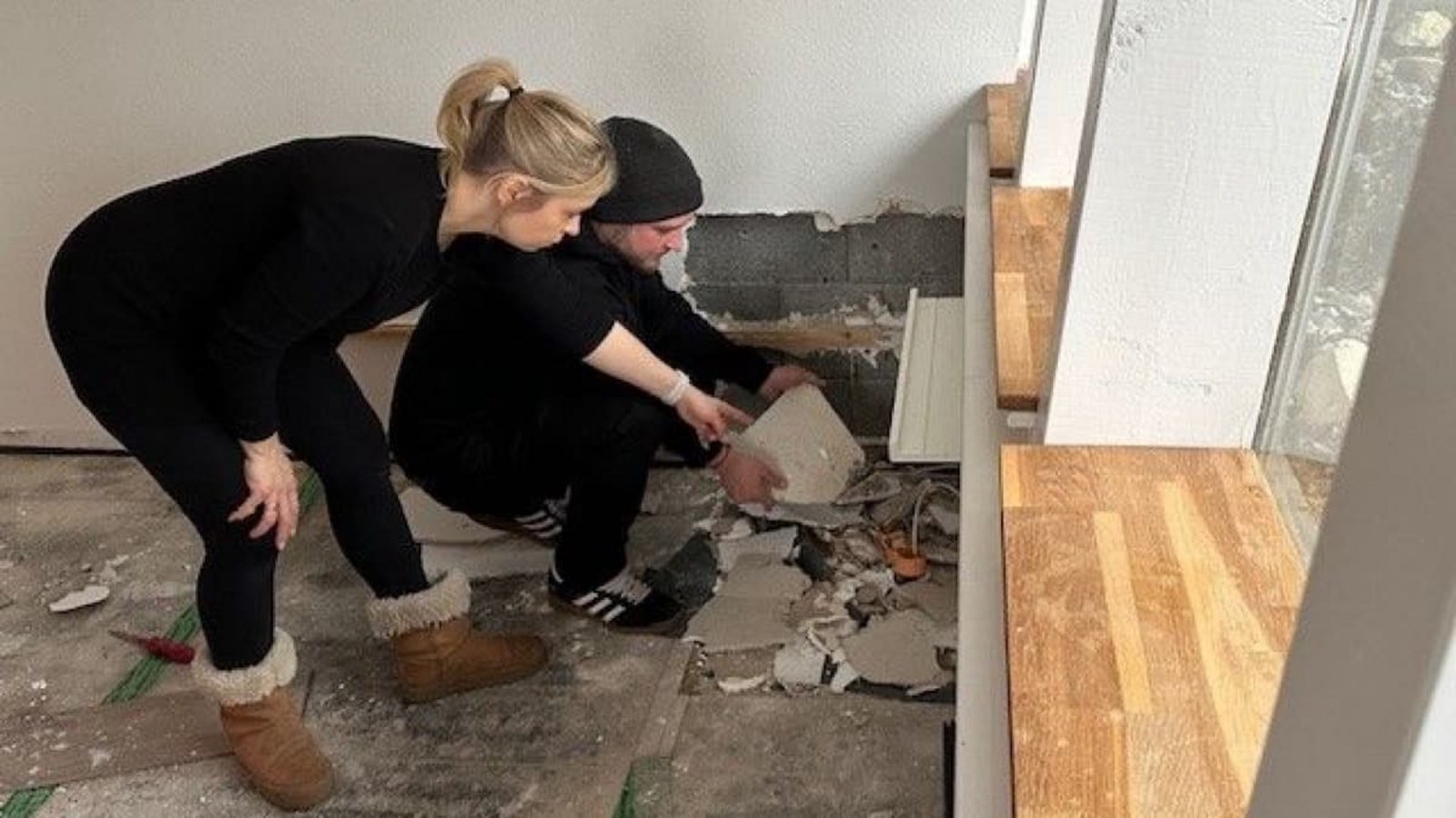 Laura Pippig und Roman Raffler wollten die Einliegerwohnung eigentlich vermieten – doch der Zustand lässt das bis heute nicht zu.Jürgen Bock Laura Pippig und Roman Raffler wollten die Einliegerwohnung eigentlich vermieten – doch der Zustand lässt das bis heute nicht zu.Jürgen Bock