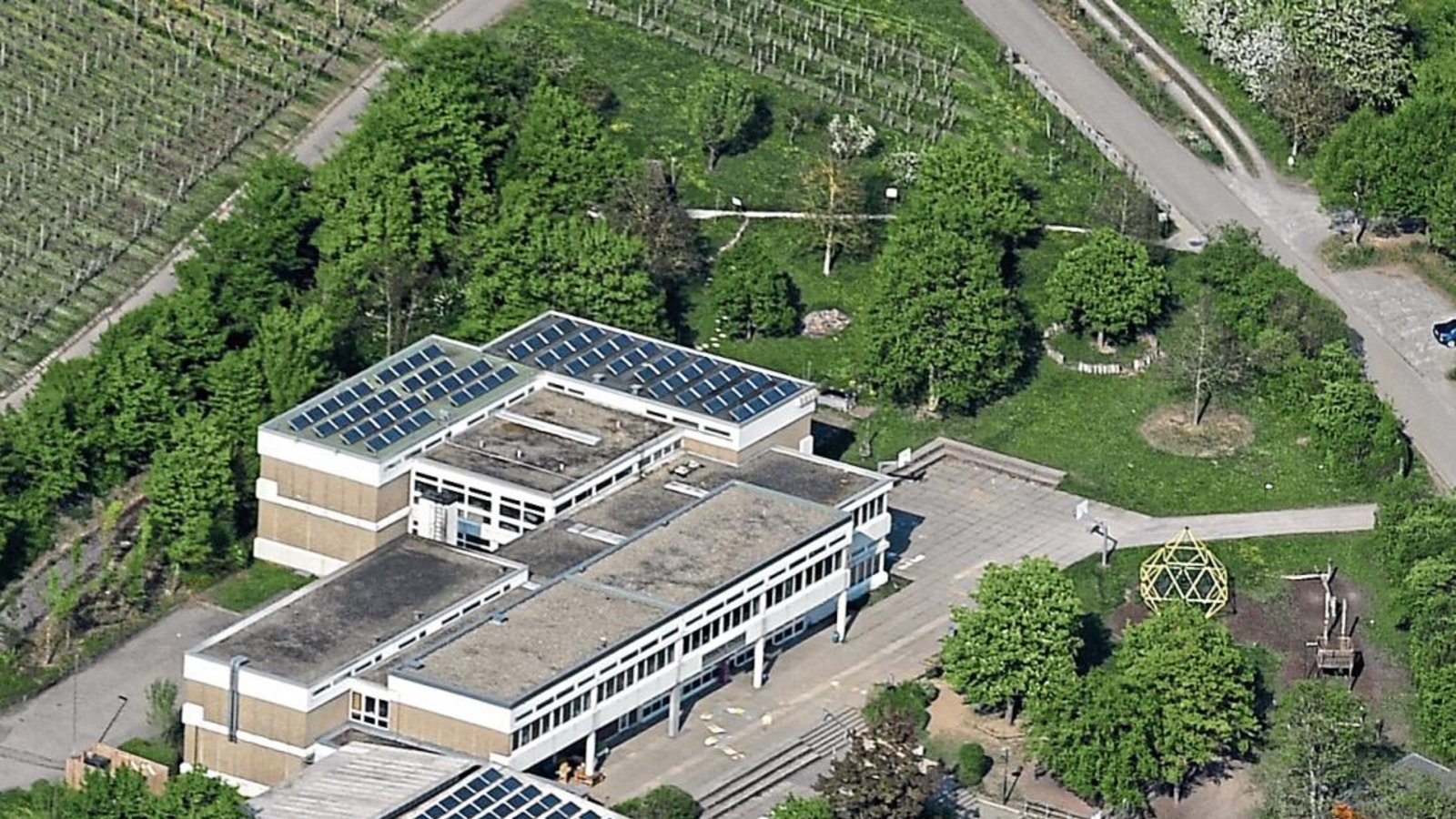 Auf dem oberen Pausenhof der Kirbachschule in Richtung „grünes Klassenzimmer“ und Schulgarten soll ein Anbau mehr Raum für Klassen- und Lehrerzimmer schaffen. Foto: Kuhnle Auf dem oberen Pausenhof der Kirbachschule in Richtung „grünes Klassenzimmer“ und Schulgarten soll ein Anbau mehr Raum für Klassen- und Lehrerzimmer schaffen. Foto: Kuhnle