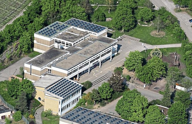 Auf dem oberen Pausenhof der Kirbachschule in Richtung „grünes Klassenzimmer“ und Schulgarten soll ein Anbau mehr Raum für Klassen- und Lehrerzimmer schaffen.  Foto: Kuhnle