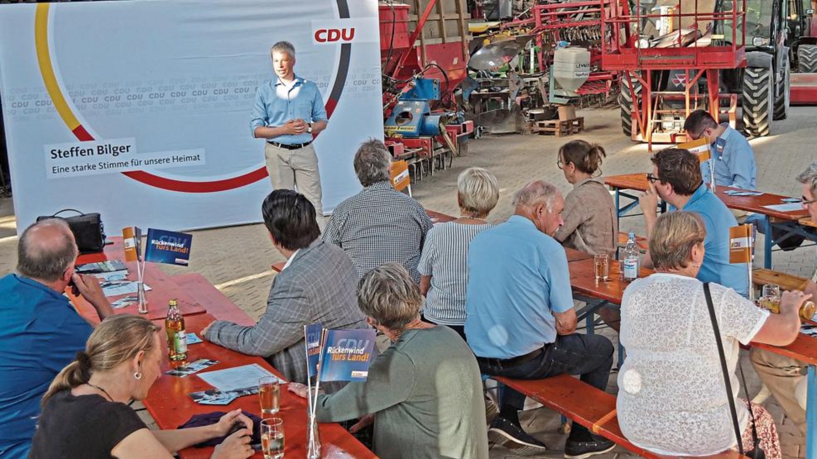 Der Klimawandel ist da, mahnte Claus-Peter Hutter (links); man müsse ihm schwäbisch-pragmatisch begegnen, der Baumbestand in den Wäldern wird sich ändern, befürchtete MdB Steffen Bilger. Der Klimawandel ist da, mahnte Claus-Peter Hutter (links); man müsse ihm schwäbisch-pragmatisch begegnen, der Baumbestand in den Wäldern wird sich ändern, befürchtete MdB Steffen Bilger.
