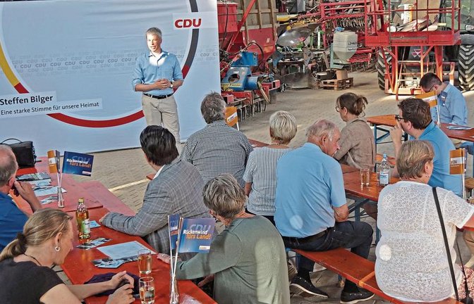 Der Klimawandel ist da, mahnte Claus-Peter Hutter (links); man müsse ihm schwäbisch-pragmatisch begegnen, der Baumbestand in den Wäldern wird sich ändern, befürchtete MdB Steffen Bilger.