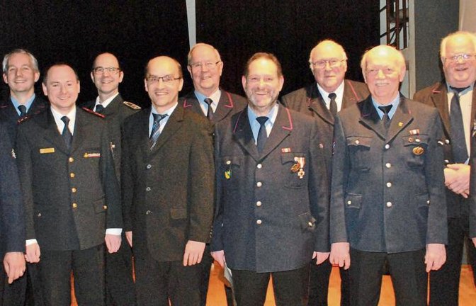 Jede Menge Erfahrung zum Schutz des Bürgers: die Ehrung der langjährigen Feuerwehrleute.  Fotos: Stahlfeld