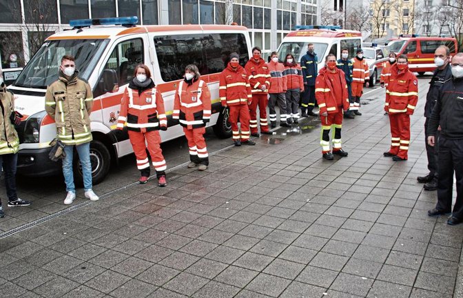 Einsatzfahrzeuge vor dem Landratsamt: Zahlreiche Hilfsorganisationen unterstützten den Enzkreis bei der Verteilung von 195 000 FFP2-Masken an verschiedene soziale Einrichtungen. Darüber freut sich nicht nur Carsten Sorg (rechts).  Foto: LE