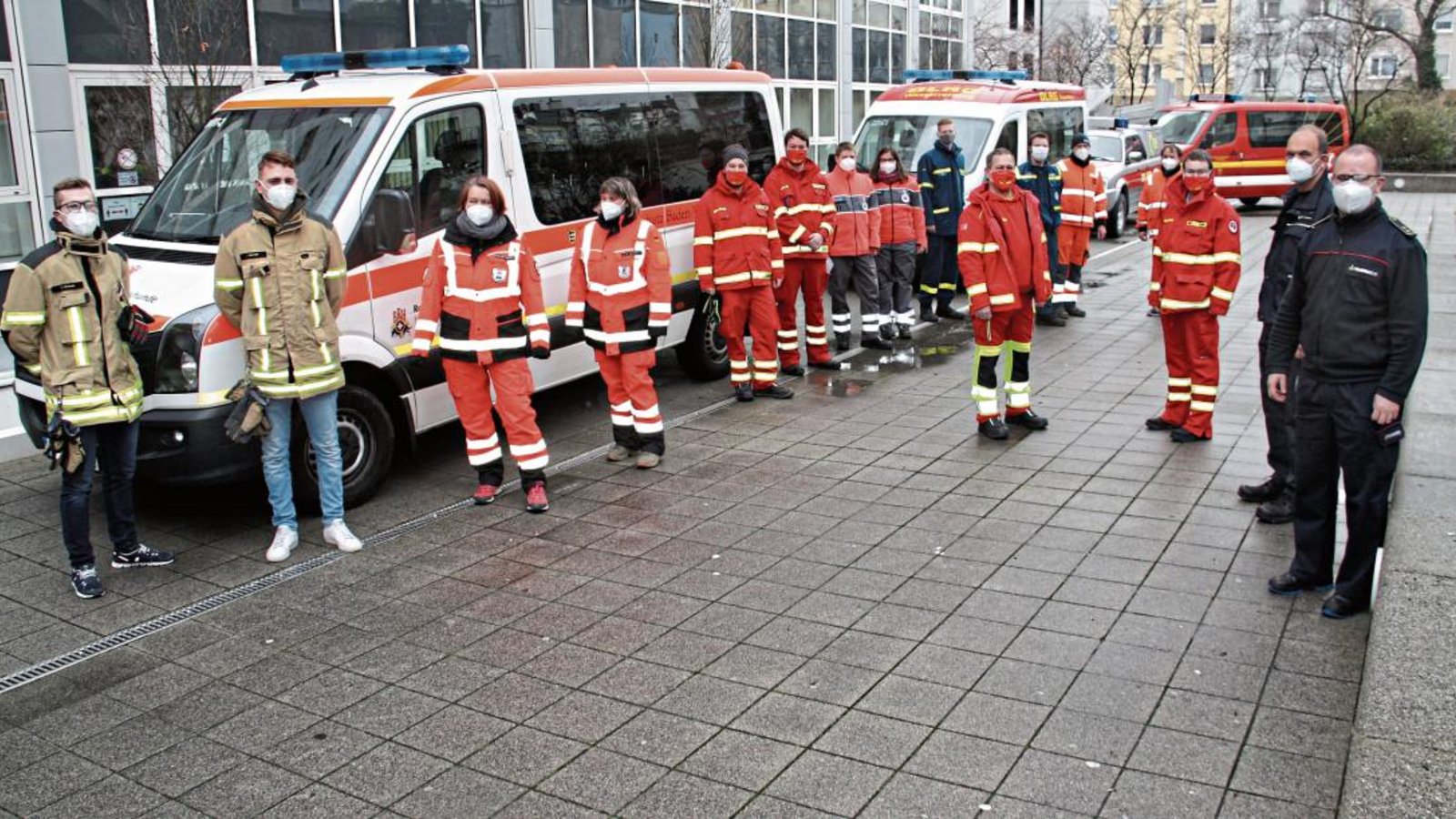 Einsatzfahrzeuge vor dem Landratsamt: Zahlreiche Hilfsorganisationen unterstützten den Enzkreis bei der Verteilung von 195 000 FFP2-Masken an verschiedene soziale Einrichtungen. Darüber freut sich nicht nur Carsten Sorg (rechts).  Foto: LE