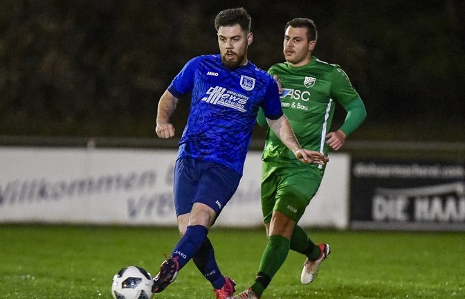 Einen Schritt schneller als sein Gegner ist Kevin Stotz (links) vom VfB Vaihingen. <span class='image-autor'>Foto: Leitner</span>