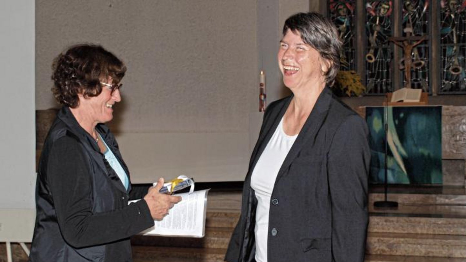 Christiane Sauter-Pflomm (rechts) bekam zum Abschied Geschenke und viele gute Wünsche mit auf den Weg. Foto: Filitz Christiane Sauter-Pflomm (rechts) bekam zum Abschied Geschenke und viele gute Wünsche mit auf den Weg. Foto: Filitz