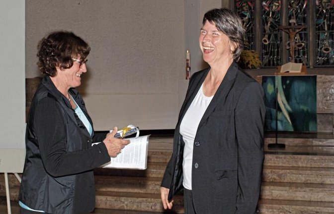 Christiane Sauter-Pflomm (rechts) bekam zum Abschied Geschenke und viele gute Wünsche mit auf den Weg.  Foto: Filitz