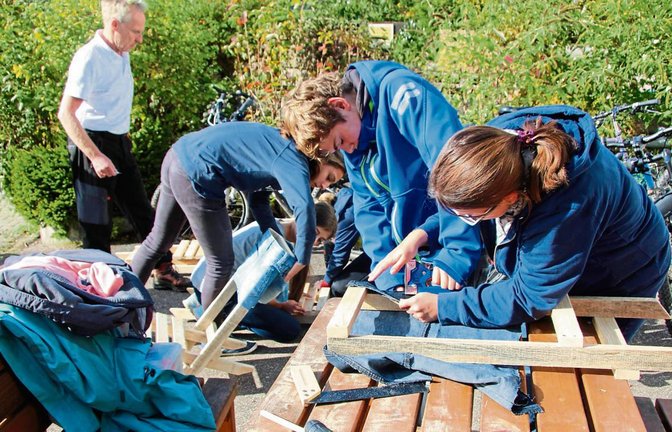 Mit vereinten Kräften geht es ans Werk. Unterstützung bekommen die Jugendlichen von Holger Großkopf (links) und Sarina Blum (rechts).  Fotos: Gergen