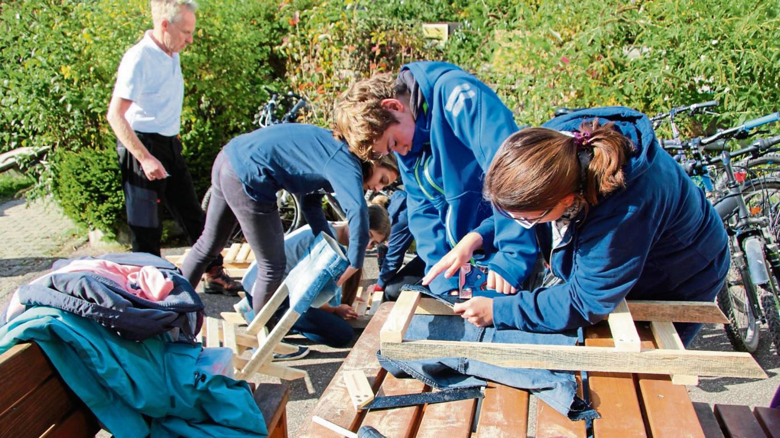 Mit vereinten Kräften geht es ans Werk. Unterstützung bekommen die Jugendlichen von Holger Großkopf (links) und Sarina Blum (rechts). Fotos: Gergen Mit vereinten Kräften geht es ans Werk. Unterstützung bekommen die Jugendlichen von Holger Großkopf (links) und Sarina Blum (rechts). Fotos: Gergen