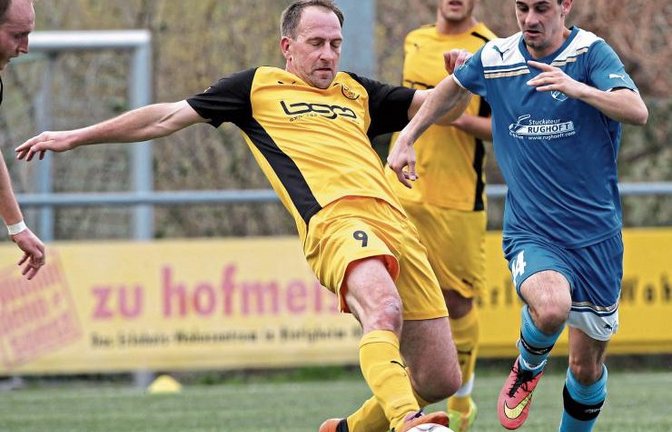 Marco Kubacki (links) noch zu aktiven Zeiten im Trikot des SV Freudental. Mit jetzt 50 Jahren hat er seine Kickstiefel an den Nagel gehängt und wurde mit einem Abschiedsspiel geehrt. Foto: Archiv/bz