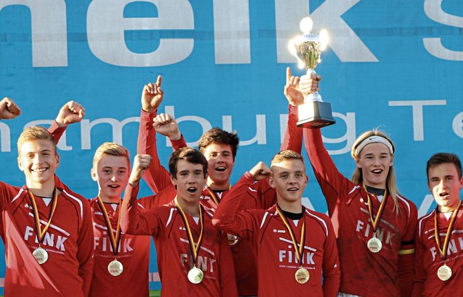 Jan Schiller, Maximilian Zöhrer, Andreas und Michael Knodel, Karl Toberer, Jakob Mahn und Jacob Jungclaussen bejubeln bei der Siegerehrung den Titelgewinn. Foto: Schiller