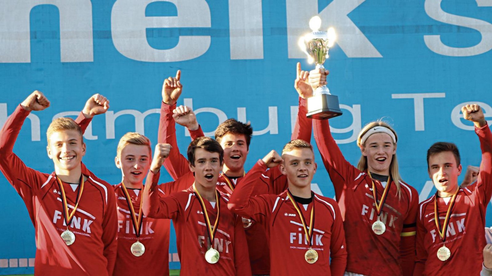Jan Schiller, Maximilian Zöhrer, Andreas und Michael Knodel, Karl Toberer, Jakob Mahn und Jacob Jungclaussen bejubeln bei der Siegerehrung den Titelgewinn. Foto: Schiller