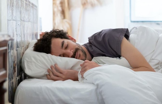 Ohne Schlaf kann der Mensch nicht leben. Schlafprobleme belasten viele Menschen. Einige Tipps können aber helfen, nachts wieder Ruhe zu finden.<span class='image-autor'>pexels/ kampus-production-7556587</span>
