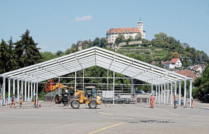 Die große Chor- und Orchesternacht unterm Kaltenstein steht an: Aufbau für Vaicon unter heißer Sonne auf dem Verkehrsübungsplatz in Vaihingen. Foto: Arning.