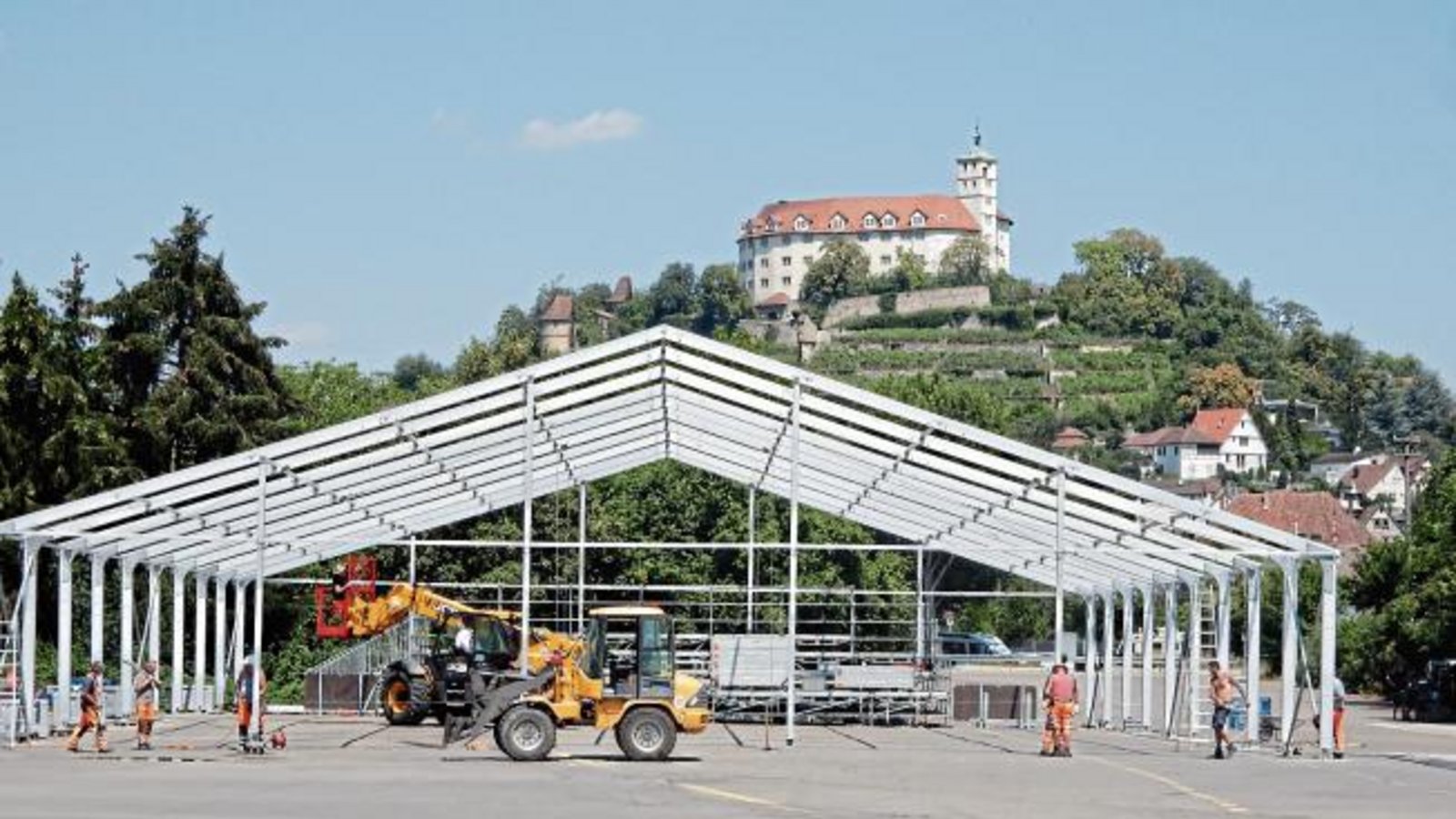 Die große Chor- und Orchesternacht unterm Kaltenstein steht an: Aufbau für Vaicon unter heißer Sonne auf dem Verkehrsübungsplatz in Vaihingen. Foto: Arning.