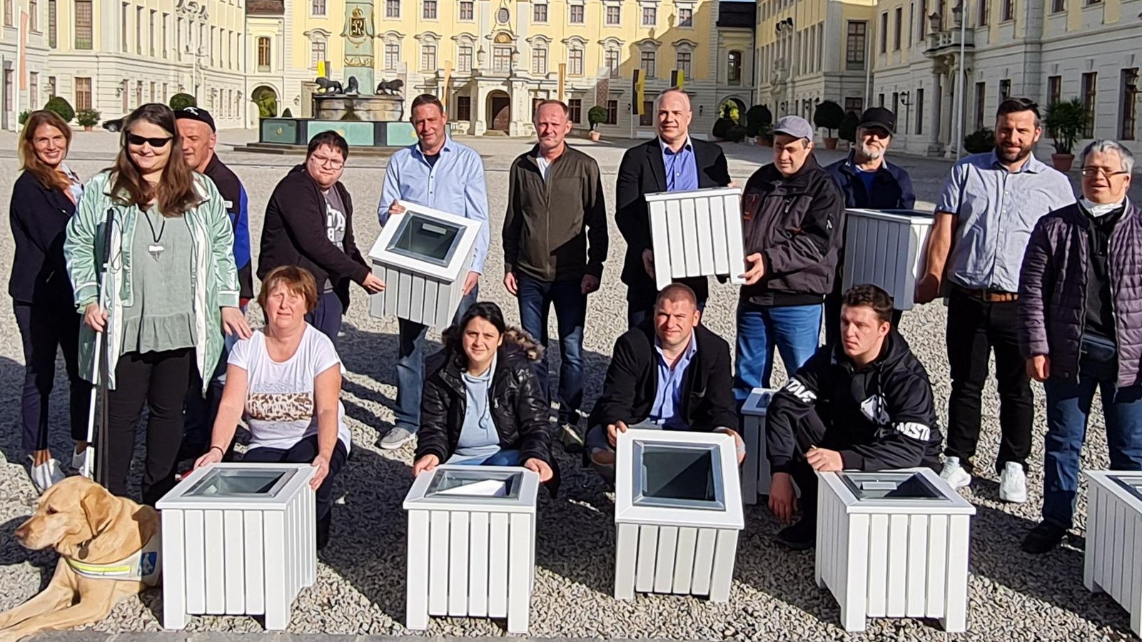 Beschäftigte der Vinzenz-von-Paul-Werkstatt der Stiftung Haus Lindenhof aus Schwäbisch Gmünd haben für das Residenzschloss Ludwigsburg neue Müllbehälter angefertigt. Die Behälter sorgen laut Schlösserverwaltung nun dafür, dass der historische Schlosshof sauber bleibt und sich die zahlreichen Besucherinnen und Besucher weiterhin wohlfühlen. Mit diesem Auftrag hat die Schlossverwaltung Ludwigsburg bewusst eine gemeinnützige Einrichtung aus der Region unterstützt, die alte Menschen und Menschen mit Behinderung fördert. Stephan Hurst, der Leiter der Schlossverwaltung Ludwigsburg, erläutert: „Da unsere bisherigen Müllbehälter in die Jahre gekommen waren, haben wir uns auf die Suche nach einem neuen Produkt gemacht. Dabei sind wir auf die Stiftung Haus Lindenhof gestoßen.“ Die Entscheidung sei dann schnell getroffen worden: „Wir unterstützen gerne gute und qualitativ hochwertige Arbeit. Und wenn damit auch noch ein kirchliches Sozialunternehmen aus der Region gefördert wird, das sich aktiv für die Gesellschaft einsetzt, freut es uns umso mehr.“ Die Stiftung Haus Lindenhof wurde 1971 von der Diözese Rottenburg-Stuttgart und dem Caritasverband der Diözese ins Leben gerufen. Heute gehören mehr als 100 Angebote an 67 Standorten zur Stiftung Haus Lindenhof. Mit großem Engagement haben die Beschäftigten der Vinzenz-von-Paul-Werkstatt in den vergangenen Monaten die 15 Müllbehälter für das Residenzschloss produziert. Einer der Beschäftigten erzählt: „Die Arbeit hat mir großen Spaß gemacht. Ich war sehr gespannt, wie sich die Mülleimer vor Ort im Schlosshof machen.“ Die Motivation der Werkstatt erläutert Leiter Oliver Baum so: „Als Werkstatt für Menschen mit Behinderung möchten wir den Sozialraum und die Arbeitswelt mitgestalten. Jeder Mensch wird bei uns ganz individuell gefördert. Dabei wollen wir nicht als separiertes Arbeitsangebot fernab der ‚normalen’ Arbeitswelt wahrgenommen werden, sondern zeigen, dass auch unsere Arbeit Teil des großen Ganzen ist. Daher haben wir uns auch sehr über den Auftrag gefreut.“ Foto: SSG
