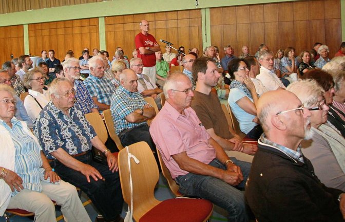 Bürger und Gemeinderäte sind zur Bürgerversammlung in die Gemeindehalle nach Hochdorf gekommen.  Fotos: Rostek