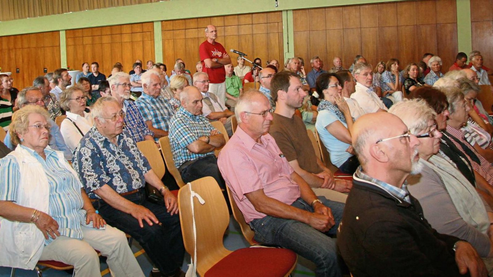 Bürger und Gemeinderäte sind zur Bürgerversammlung in die Gemeindehalle nach Hochdorf gekommen. Fotos: Rostek Bürger und Gemeinderäte sind zur Bürgerversammlung in die Gemeindehalle nach Hochdorf gekommen. Fotos: Rostek