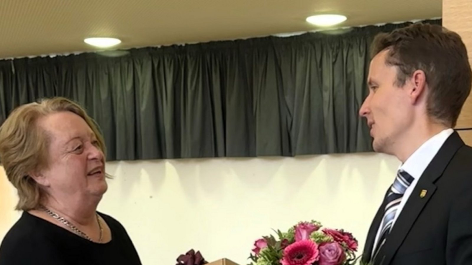 Gemeinderätin Ines Marquardt-Schmidt wird aus dem Gemeinderat Eberdingen verabschiedet. Von Bürgermeister Carsten Willing gibt''s Blumen und ein Präsentekorb. Foto: Gemeinde Eberdingen