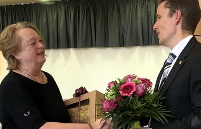 Gemeinderätin Ines Marquardt-Schmidt wird aus dem Gemeinderat Eberdingen verabschiedet. Von Bürgermeister Carsten Willing gibt''s Blumen und ein Präsentekorb. Foto: Gemeinde Eberdingen
