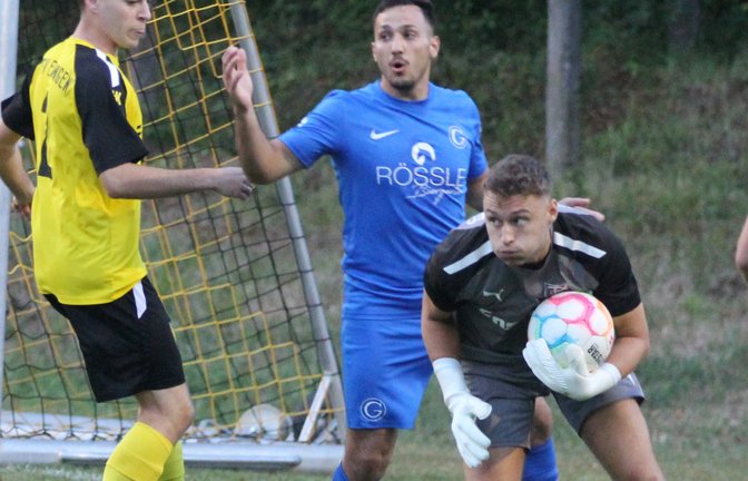 Ensingens Keeper Lukas Lohfink (rechts) schnappt sich den Ball vor dem einschussbereiten Spieler des SV Germania Bietigheim. <span class='image-autor'>Foto: Dittrich</span>