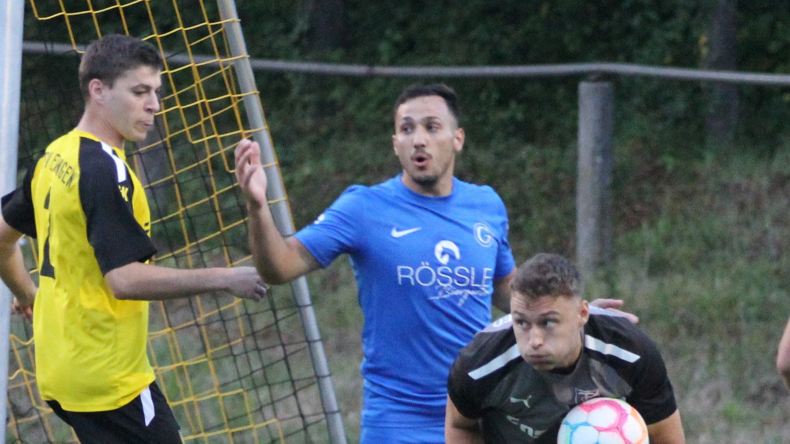 Ensingens Keeper Lukas Lohfink (rechts) schnappt sich den Ball vor dem einschussbereiten Spieler des SV Germania Bietigheim. Foto: Dittrich Ensingens Keeper Lukas Lohfink (rechts) schnappt sich den Ball vor dem einschussbereiten Spieler des SV Germania Bietigheim. Foto: Dittrich