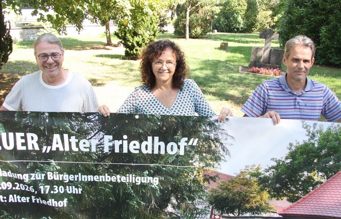Sie möchten die Bürgerinnen und Bürger mobilisieren, um aus dem Alten Friedhof in Ensingen wieder einen Ort der Begegnung zu machen (von links): Bernd Oetinger, Jeanette Traxler und Ortsvorsteher Gerd Fink.  <span class='image-autor'>Fotos: Banholzer</spa