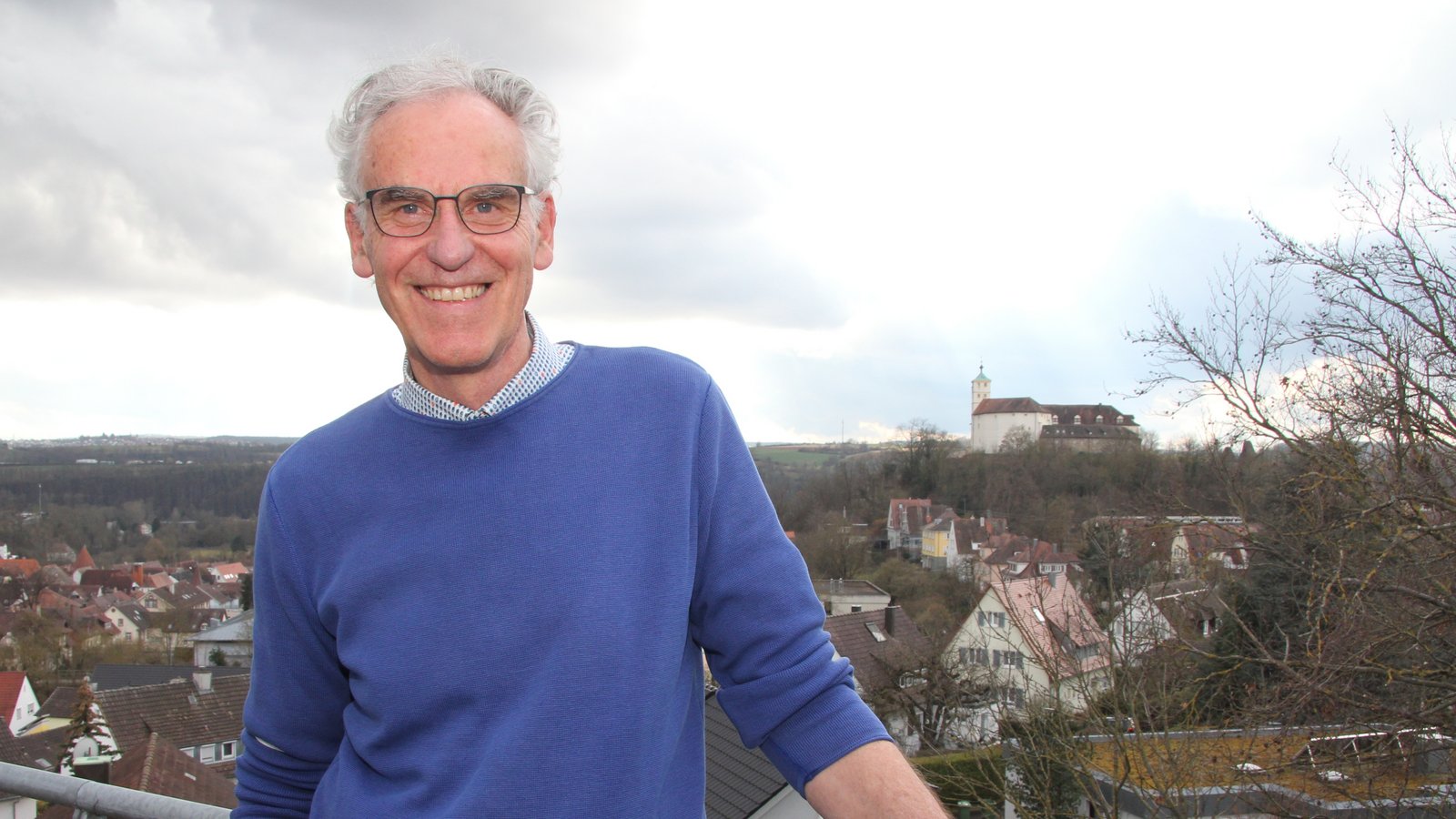 Den Ausblick über Vaihingen und Schloss Kaltenstein, den die Praxisräume im Vaisana bieten, wird Andreas Zinser vermissen. Dennoch freut er sich auf den neuen Lebensabschnitt.  Foto: Banholzer
