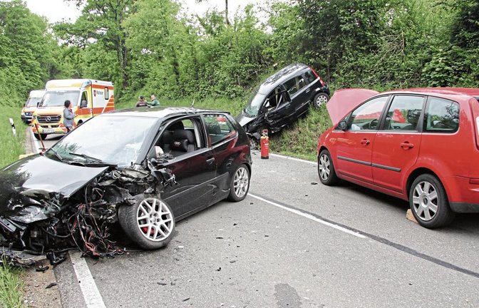Die Landesstraße zwischen Hohenhaslach und Horrheim musste nach dem Unfall zeitweise voll gesperrt werden.   Foto: Banholzer