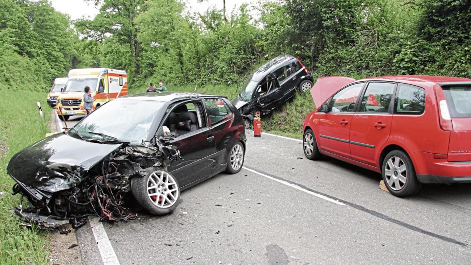Die Landesstraße zwischen Hohenhaslach und Horrheim musste nach dem Unfall zeitweise voll gesperrt werden. Foto: Banholzer Die Landesstraße zwischen Hohenhaslach und Horrheim musste nach dem Unfall zeitweise voll gesperrt werden. Foto: Banholzer