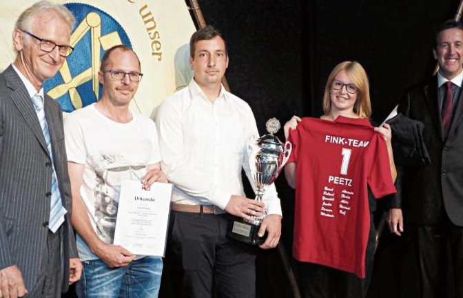 Dachdeckermeister Hartmut Berner (v.l.), Bernd Boppenmaier mit der Urkunde und Florian Pohle mit dem Wanderpokal, Julia Peetz und Landesinnungsmeister Karl-Heinz Krawczyk.  Foto: p