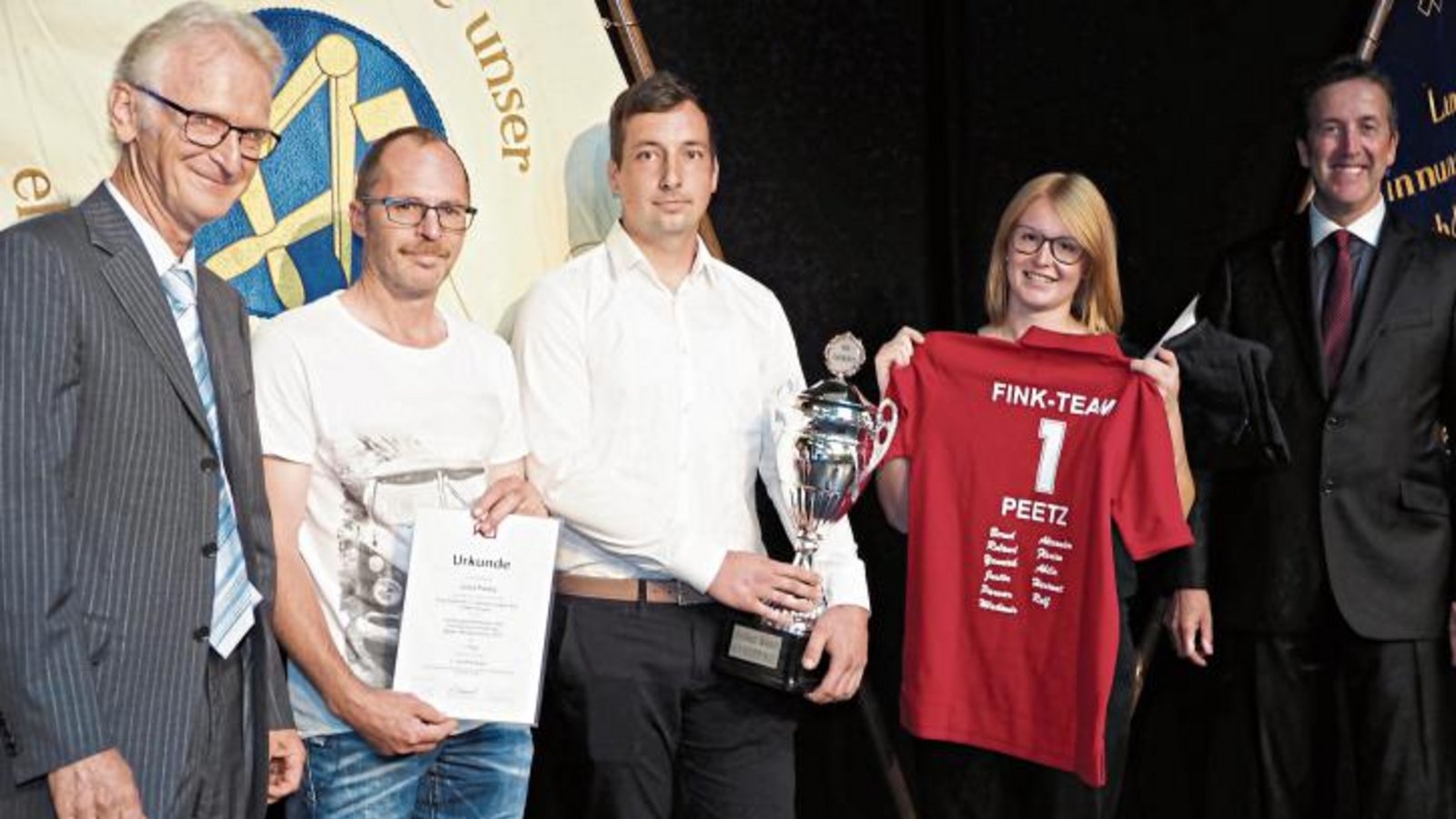 Dachdeckermeister Hartmut Berner (v.l.), Bernd Boppenmaier mit der Urkunde und Florian Pohle mit dem Wanderpokal, Julia Peetz und Landesinnungsmeister Karl-Heinz Krawczyk. Foto: p Dachdeckermeister Hartmut Berner (v.l.), Bernd Boppenmaier mit der Urkunde und Florian Pohle mit dem Wanderpokal, Julia Peetz und Landesinnungsmeister Karl-Heinz Krawczyk. Foto: p