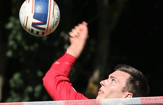 Johannes Jungclaussen braucht nach Ansicht seines Trainers Markus Knodel mal eine Pause, nachdem seit anderthalb Jahren durchgängig Faustball gespielt wird. <span class='image-autor'>Foto: Küppers</span>