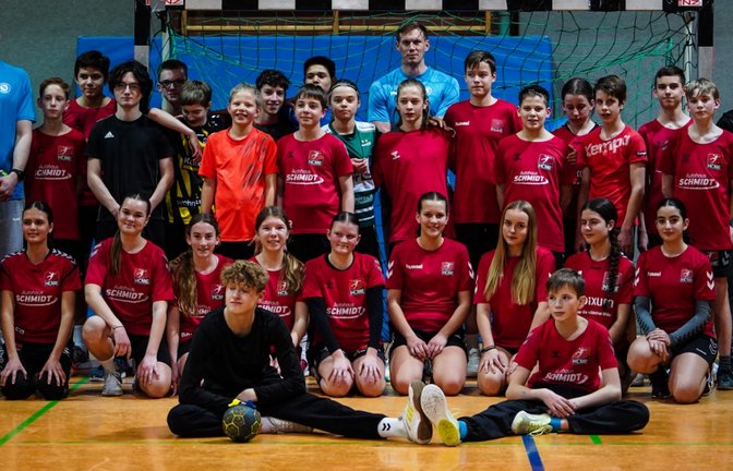 Samuel Röthlisberger (blaues Trikot, links) und Adam Lönn trainieren den HCME. <span class='image-autor'>Foto: privat</span>