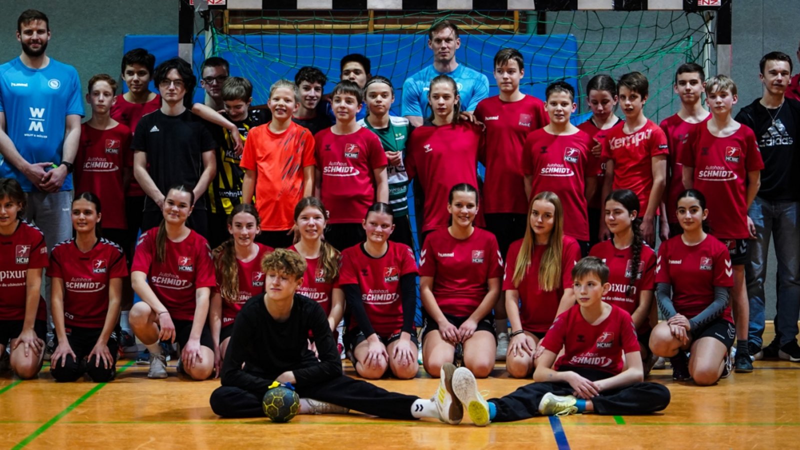 Samuel Röthlisberger (blaues Trikot, links) und Adam Lönn trainieren den HCME. Foto: privat