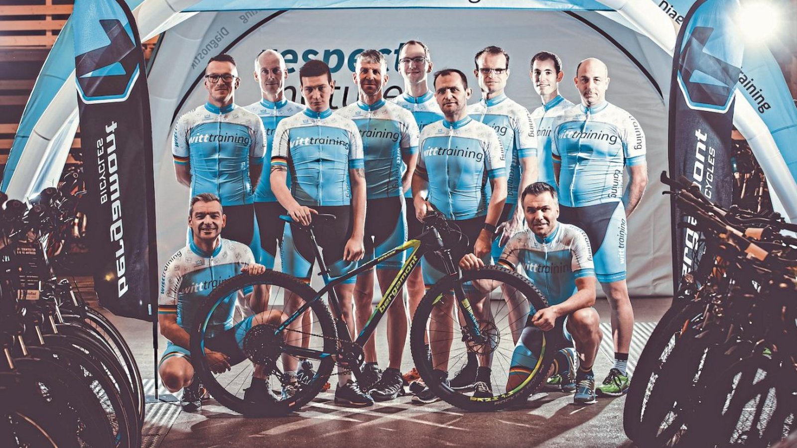Werden in diesem Jahr als Team Witt-Training bei Mountainbike-Marathonrennen antreten: (kniend von links) Dirk Hentschel und Achim Dirndorfer sowie (stehend von links) Bernd Kirchenmaier, Teamchef Wolf-Thorsten Witt, Nico Ensinger, Teamleiter Patrick Gall, Christian Schramm, Markus Stiller, Stefan Bäuerle, Patrick Krauth und Frank Riedel. Es fehlt Jens Böhmig, Foto: privat Werden in diesem Jahr als Team Witt-Training bei Mountainbike-Marathonrennen antreten: (kniend von links) Dirk Hentschel und Achim Dirndorfer sowie (stehend von links) Bernd Kirchenmaier, Teamchef Wolf-Thorsten Witt, Nico Ensinger, Teamleiter Patrick Gall, Christian Schramm, Markus Stiller, Stefan Bäuerle, Patrick Krauth und Frank Riedel. Es fehlt Jens Böhmig, Foto: privat