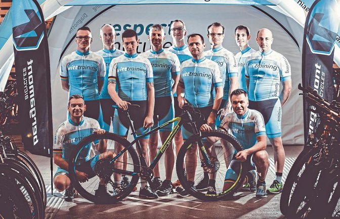 Werden in diesem Jahr als Team Witt-Training bei Mountainbike-Marathonrennen antreten: (kniend von links) Dirk Hentschel und Achim Dirndorfer sowie (stehend von links) Bernd Kirchenmaier, Teamchef Wolf-Thorsten Witt, Nico Ensinger, Teamleiter Patrick Gall, Christian Schramm, Markus Stiller, Stefan Bäuerle, Patrick Krauth und Frank Riedel. Es fehlt Jens Böhmig,  Foto: privat