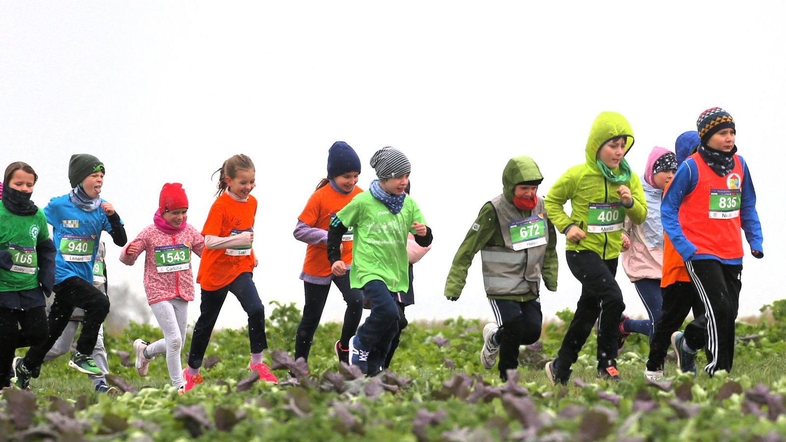 Iiiiiiiih! Kalt und Gegenwind, dazu Schneeflocken auf Augenhöhe. Doch die weitaus meisten der für die Schülerläufe in Nussdorf angemeldeten Kinder trotzen dem Wetter und rennen ihre anderhalb Kilometer. Fotos: Küppers Iiiiiiiih! Kalt und Gegenwind, dazu Schneeflocken auf Augenhöhe. Doch die weitaus meisten der für die Schülerläufe in Nussdorf angemeldeten Kinder trotzen dem Wetter und rennen ihre anderhalb Kilometer. Fotos: Küppers