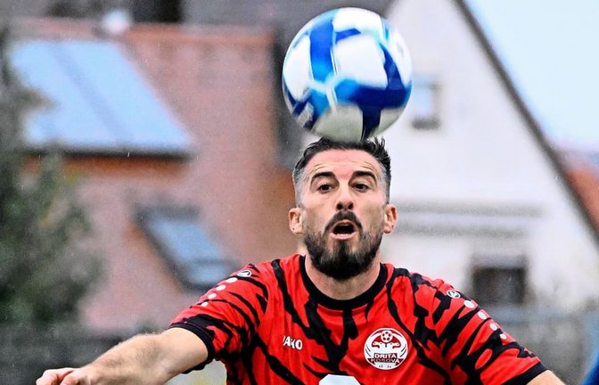 Spetim Muzliukaj, Spielertrainer bei Drita Kosova Kornwestheim brachte die Kugel auch nicht im Tor unter und scheiterte mit einem Kopfball.<span class='image-autor'>Peter Mann /Archiv</span>