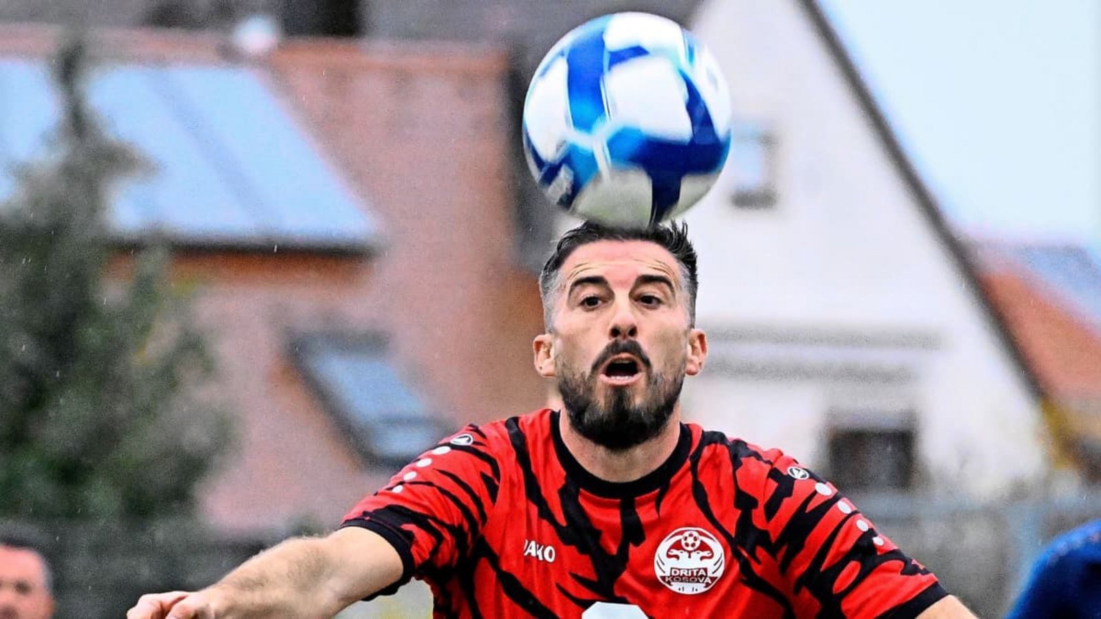 Spetim Muzliukaj, Spielertrainer bei Drita Kosova Kornwestheim brachte die Kugel auch nicht im Tor unter und scheiterte mit einem Kopfball.Peter Mann /Archiv Spetim Muzliukaj, Spielertrainer bei Drita Kosova Kornwestheim brachte die Kugel auch nicht im Tor unter und scheiterte mit einem Kopfball.Peter Mann /Archiv