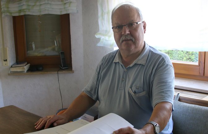 Gerhard Meuder kämpft darum, einen Pflegegrad zu erhalten. In einem Ordner sammelt er den kompletten Schriftverkehr mit Krankenkasse und Medizinischem Dienst.  <span class='image-autor'>Foto: Müller</span>