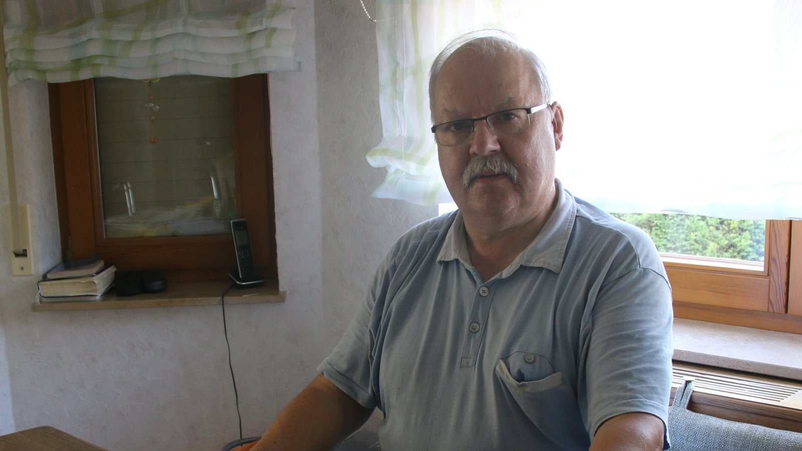 Gerhard Meuder kämpft darum, einen Pflegegrad zu erhalten. In einem Ordner sammelt er den kompletten Schriftverkehr mit Krankenkasse und Medizinischem Dienst. Foto: Müller Gerhard Meuder kämpft darum, einen Pflegegrad zu erhalten. In einem Ordner sammelt er den kompletten Schriftverkehr mit Krankenkasse und Medizinischem Dienst. Foto: Müller