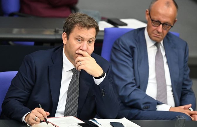 In schwierigen Zeiten: Finanzminister Lars Klingbeil (SPD, l.) und Kanzler Friedrich Merz (CDU).<span class='image-autor'>Michael Brandt/dpa</span>
