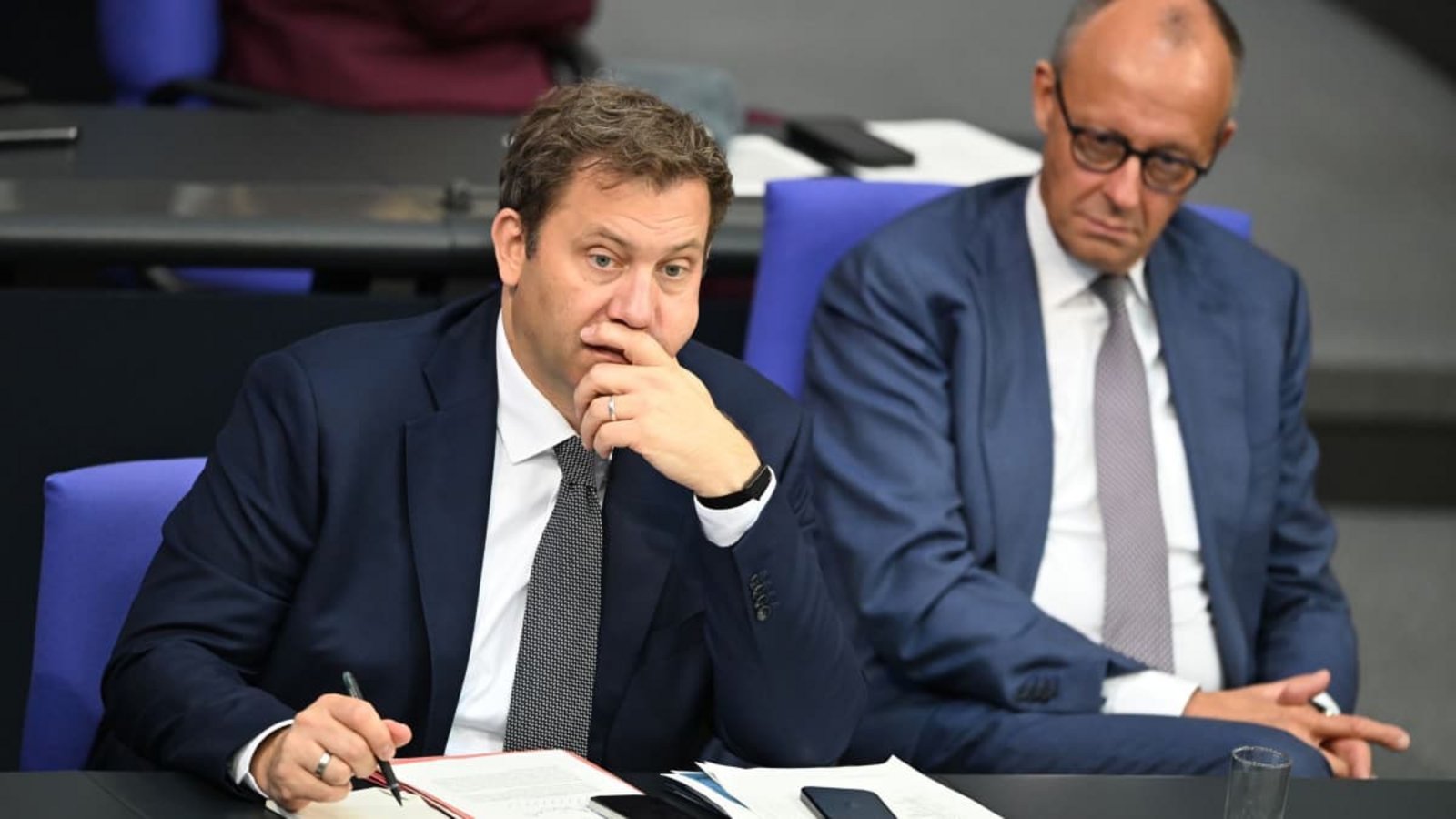 In schwierigen Zeiten: Finanzminister Lars Klingbeil (SPD, l.) und Kanzler Friedrich Merz (CDU).Michael Brandt/dpa In schwierigen Zeiten: Finanzminister Lars Klingbeil (SPD, l.) und Kanzler Friedrich Merz (CDU).Michael Brandt/dpa